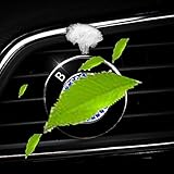 【EINFACH ZU VERWENDEN】 1.Wählen Sie Ihr Lieblingsparfüm aus und geben Sie ein paar Tropfen in den neuen Lufterfrischer für Ihr Auto (Das Fallloch befindet sich oben)