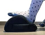ERGONÓMICO: posee un diseño y firmeza que te permite posicionar los pies a la altura deseada para conseguir la mayor comodidad. Además, incorpora un asa para poder transportarlo con facilidad. Long:40cm; Anchura: 20cm; Altura: 10cm.