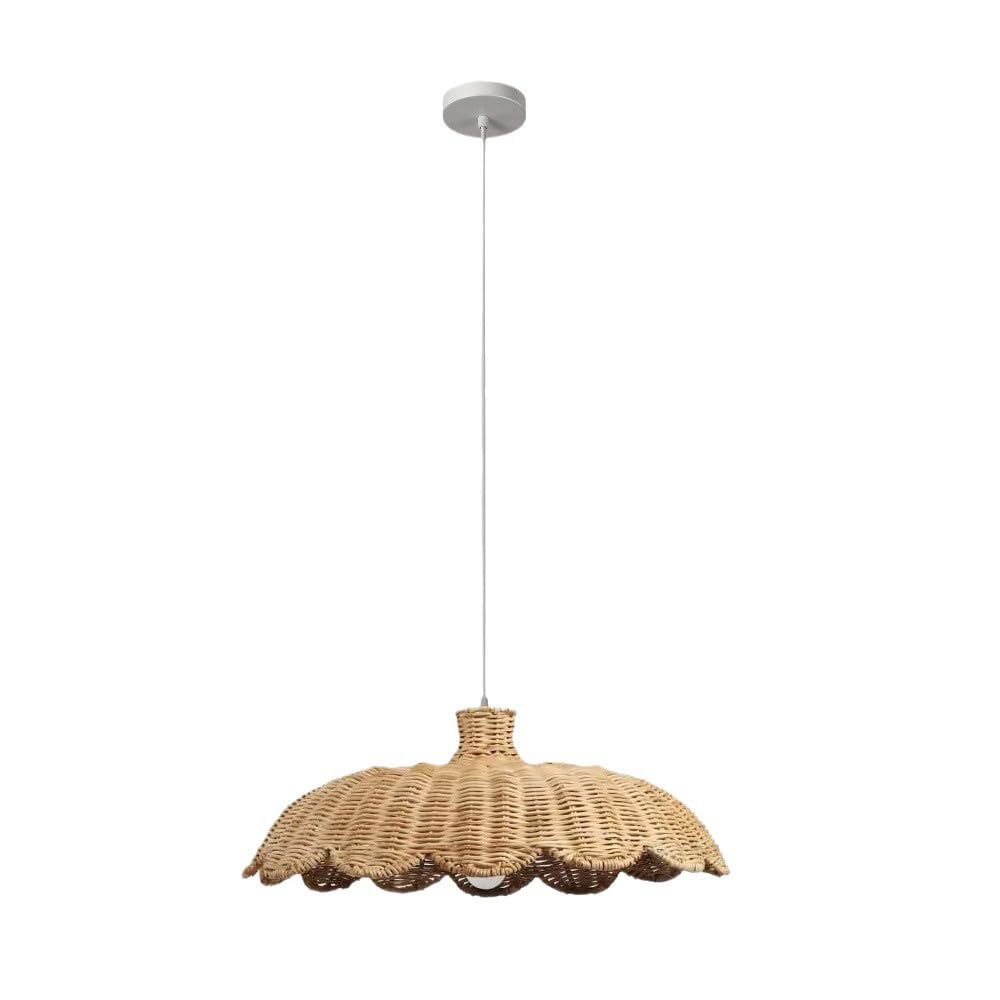 Luminaire osier tressé main suspendu au-dessus de l'îlot de cuisine naturel