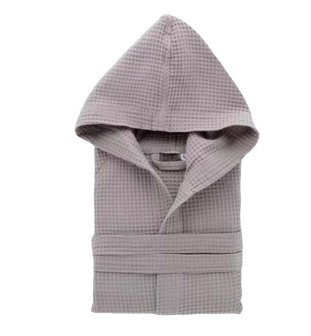 Accappatoio unisex per adulto in spugna 100% cotone di altissima qualità. L’accappatoio Linea Oro si contraddistingue per lo speciale trattamento che lo rende super assorbente e per la particolare tintura reattiva eco-sostenibile che permette di produrre colori vivaci brillanti e resistenti a lavaggi frequenti anche ad alte temperature