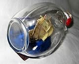 Schönes, sehr dekoratives Buddelschiff - Santa Maria in Dimple- Flasche.Die Gesamtlänge beträgt 15 cm, Höhe 9 cm. Kleine Infothek:Ein Buddelschiff ist das meistens handgefertigte Modell eines Schiffes, meistens eines Segelschiffes in einer Glasflasche. Die Masten und die Takelage des Schiffes sind beim Einführen in die Flasche eingeklappt und werden nachträglich von außen mit Instrumenten in ihre endgültige Position gebracht.