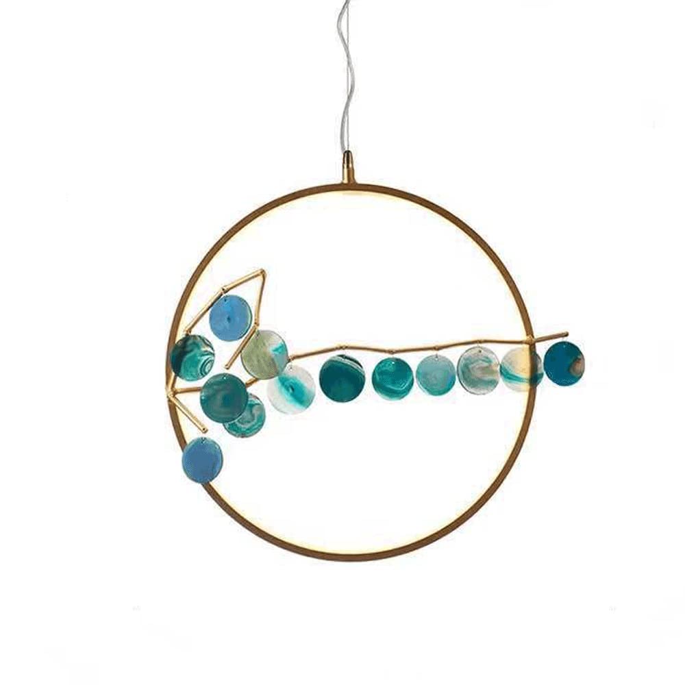 Lustre en agate suspendu anneau aluminium prune pour sublimer un salon sombre
