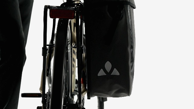 VAUDE Aqua Back Pro Single - Fahrradtasche - 1 Hinterradtasche (24 Liter)  in grn - wasserdicht, einfache Befestigung - Made in Germany : Amazon.de:  Sport & Freizeit
