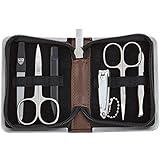 ETUI: Hochwertiges Etui, Kunstleder, braun, innen gefüttert mit weichem Verlours / Samtstoff | VERSCHLUSS: Stabiler Reißverschluss mit Metallschieber „Drei Schwerter“ für die bequeme Handhabung | ABMESSUNGEN (geschlossen): ca. 11,0 x 8,0 x 3,0 cm| Die Etuis werden in traditioneller Handarbeit gefertigt, sind angenehm handlich und auch optisch ein trendiges Accessoire.