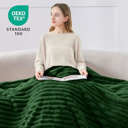 BEDELITE Kuscheldecke Flauschig Decke 150x200 - weiche XL Flanell Decken Grün für Couch, Deko Streifen Cord Fleecedecke Dunkelgrün als Couch Überwurf für Wohnzimmer, Twin Blanket Wide Use 2