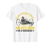 Never Underestimate An Old Man On A Handbike. Der Spruch: Unterschätzen Sie niemals einen alten Mann auf einem Handbike ist ideal für deinen Papa oder Opa der gerne Handdreirad mit seinem Tricycle und gerne Radtouren als Rollstuhlfahrer fährt.