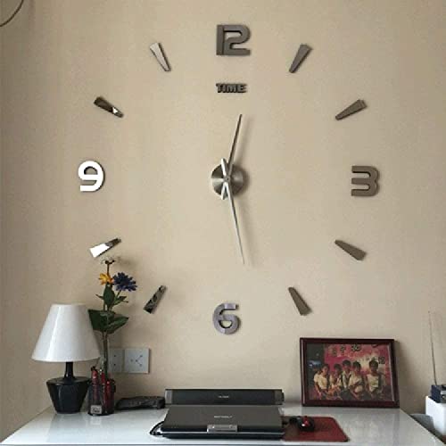 Horloge murale moderne argent pour habiller un grand mur vide