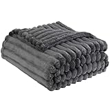 PFLEGELEICHT: Die Flanelldecke kann in der Maschine kalt gewaschen, zum Trocknen aufgehängt oder schonend im Trockner getrocknet werden. Bügeln ist nicht erforderlich und sie ist langlebig. Der Stoff ist zudem licht und fleckenbeständig, pflegeleicht, waschbar und farbecht