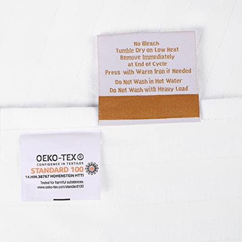 Linge de lit à rayures satinées blanc pour une chambre style hôtel