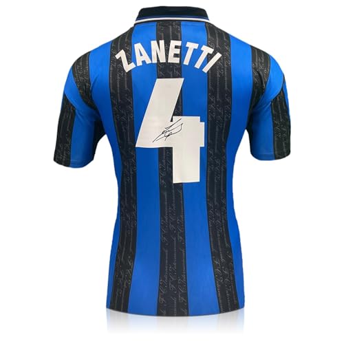 Exclusive Memorabilia garantisce incondizionatamente che tutti gli oggetti firmati siano autentici. L'oggetto verrà fornito con un certificato di autenticità firmato da un direttore della compagnia che mostra la celebrità durante la sessione di autografi. Il certificato presenta un ologramma numerato che corrisponde a un ologramma identico apposto sul prodotto.