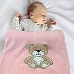cozy racoon Babydecke | Weiche Kuscheldecke für Baby Jungen und Mädchen I Geschenk zur Taufe, Geburt oder als Erstausstattung I Rosa Decke mit Bär