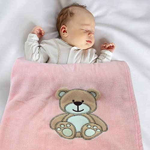 cozy racoon Babydecke | Weiche Kuscheldecke für Baby Jungen und Mädchen I Geschenk zur Taufe, Geburt oder als Erstausstattung I Rosa Decke mit Bär