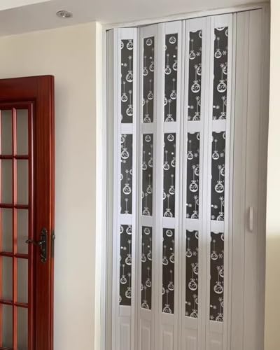 Porte accordéon blanche en PVC pour optimiser l'espace d'une buanderie étroite