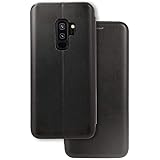 Diese wunderschöne Klapphülle für Ihr Smartphone, in der Schutz und Eleganz perfekt miteinander verschmelzen, besteht aus weichem beschichtetem Kunstleder.