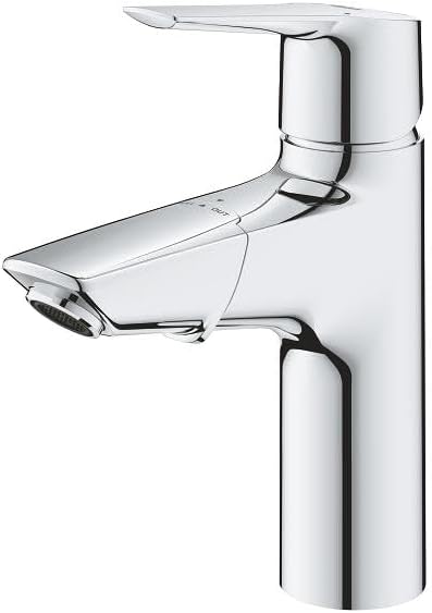 Person using the pull-out spout of the GROHE QUICKFIX Start tap to clean a basin