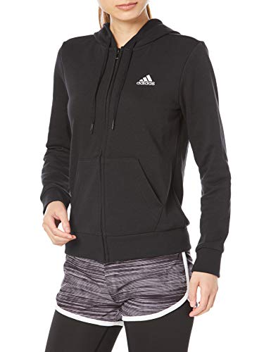 パーカーを着た女性