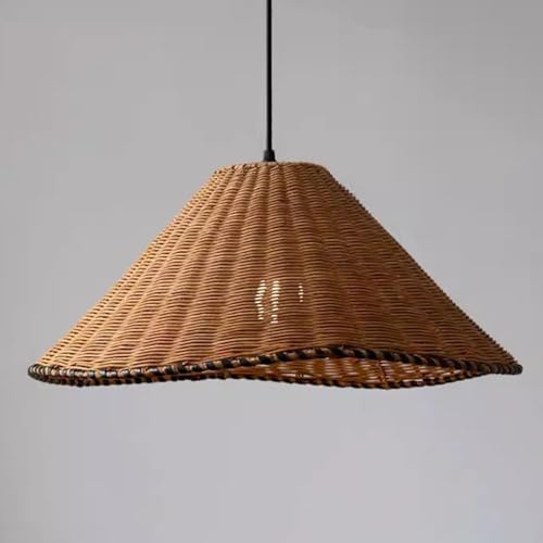 Suspension rustique en rotin marron pour réchauffer l'ambiance d'une cuisine sombre