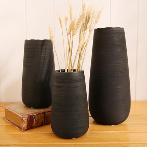 Vase en céramique noire moderne pour sublimer la table basse du salon