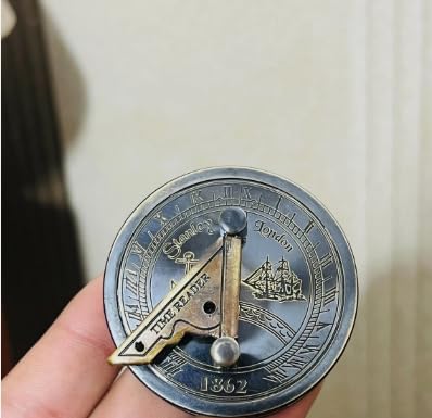 Brújula antigua de latón con reloj de sol vintage miniatura 4