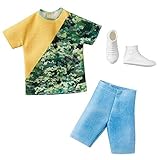 Con la Barbie Ken Fashion Pack Beach, composta da maglietta, pantaloncini e scarpe da ginnastica, puoi dare a Ken un look completamente nuovo.