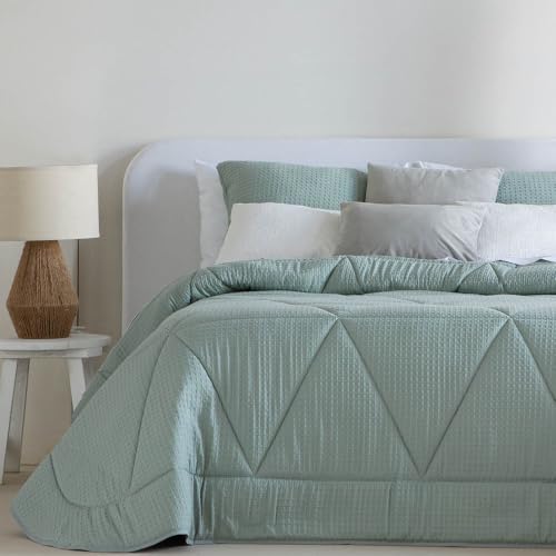 Henko - Colcha Cama 180 - Tejido Texturizado Color Agua - Acolchado Ligero de 150 gr - Ideal para Primavera y Otoño - Fabricado en España - 270x270 cm (Maia Agua)