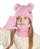 Notre ensemble comprend un bonnet en tricot doux, un cache-cou et des gants qui assurent une chaleur exceptionnelle pendant l'hiver, idéal pour les activités de plein air. Design adorable: Ce set trois pièces est conçu avec des pompons en fourrure mignons, apportant une touche de mignonnerie à votre petit.Fabriqué avec un tissu en tricot et une doublure en peluche chaude, cet ensemble offre une excellente protection contre le froid tout en restant léger et agréable à porter.