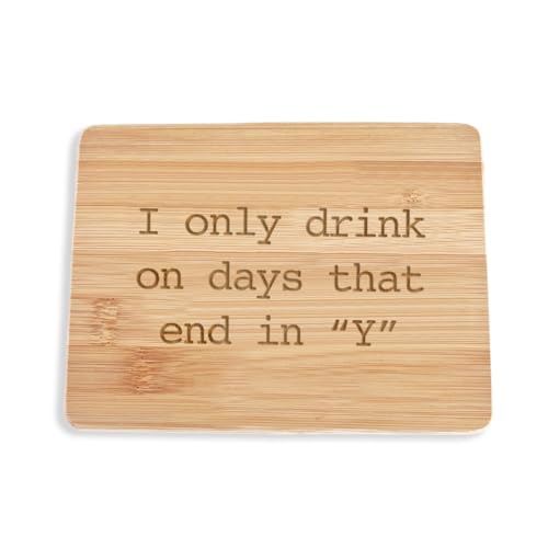 Love, Georgie Tabla de Cortar de Bambú "Solo bebo en días que terminan en 'Y'". Tablero pequeño rectangular de 15.24 x 20.32 cm para charcutería, grabado a láser. miniatura 1