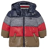Sportlich schicke und richtig warm haltende Winterjacke aus wasserabweisendem Obermaterial in Navy Blau, Grau Melange, Rot und Braun gestreift, mit ganz weichem Fleece Futter in Navy und abnehmbarer Kapuze, für kleine Jungen von MAYORAL aus Spanien. 