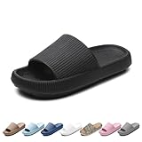 【Ergonomisches Design】 Die Merdoo Cosy Slides Original weisen im Inneren eine leichte Vertiefung auf, die Ihre Füße perfekt umschließt. Der vordere Teil der Zehen ist um etwa 15° nach oben geneigt, um den Druck auszugleichen und eine ergonomische Passform zu gewährleisten. Die tiefe Ferse verhindert effektiv ein Herausrutschen der Schuhe und bietet somit einen sicheren und komfortablen Tragekomfort.