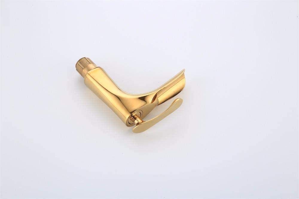 Robinet mitigeur cascade d'or pour sublimer la décoration d'une suite parentale