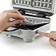 Breville DuraCeramic Waffeleisen | Leicht zu reinigendes Waffeleisen mit Antihaftbeschichtung und tiefen, herausnehmbaren Platten | Weiß und Edelstahl [VST072X]