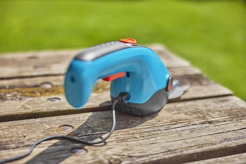 Gardena Akku-Grasschere ClassicCut Li: Rasenkantenschere mit 8 cm Schnittbreite, Komforthandgriff mit LED-Ladezustandsanzeige, Messerwechsel ohne Werkzeug (9884-20)