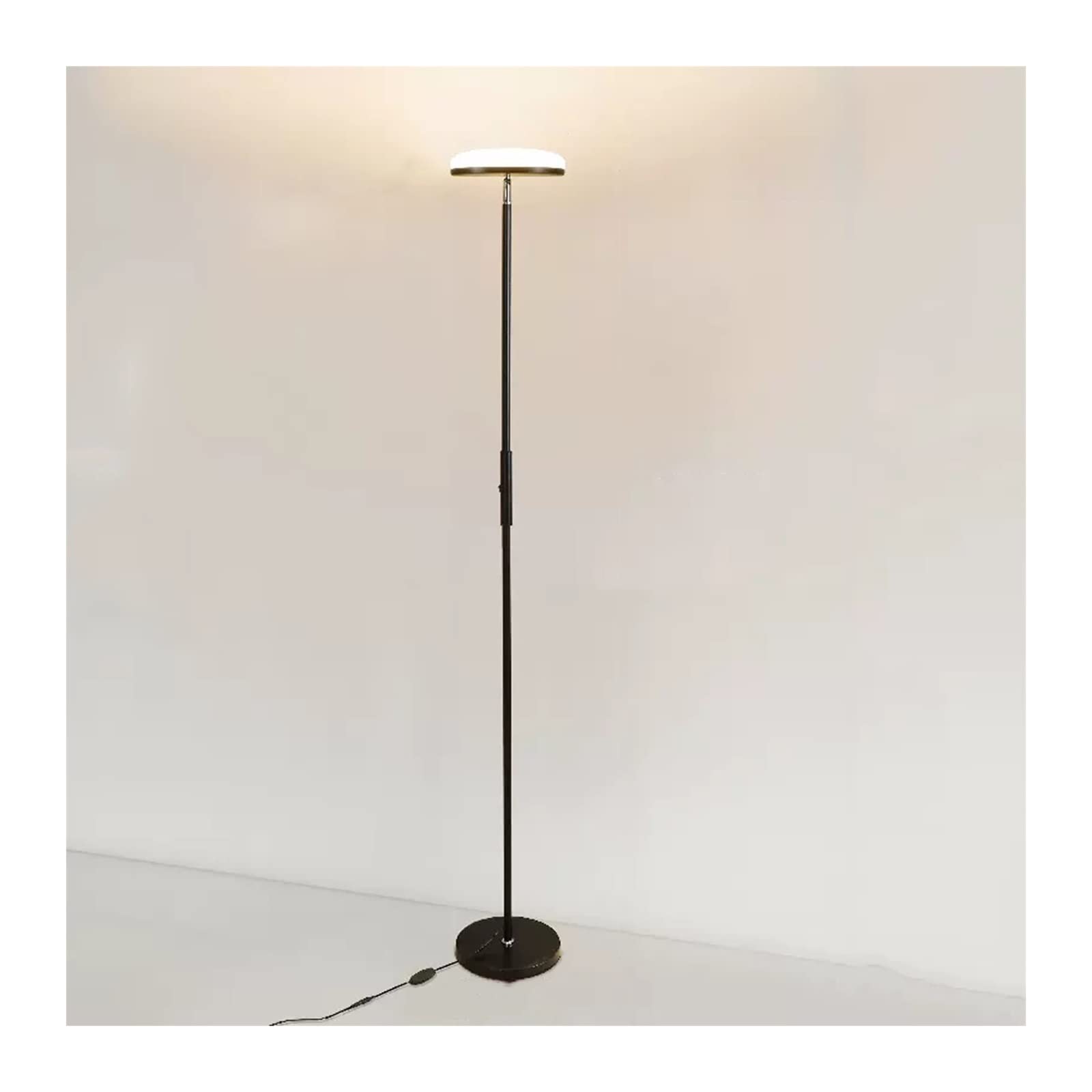 Lámpara de pie para sala de estar en tono negro perfecta para rincones de lectura