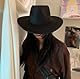 VASANA Schwarzer Cowboyhut, klassischer Western-Filzhut, universal, breite Krempe, Fedora-Hüte, Winter, Herbst, hält warm, Cowboy-Stil, Zubehör für Cosplay, Kostümparty (56 - 58 cm)