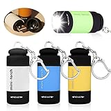 【Praktische und Gut Aussehend Mini Taschenlampe im 4er-Pack】Abmessungen 28x 95 mm, Gewicht 68 g.Es gibt viele Farben von Taschenlampen. Die Taschenlampe ist klein und leicht genug, um in eine Tasche, einen Rucksack oder eine Brieftasche zu passen. Ausgestattet mit einer Schlüsselbund zum Aufhängen und Mitnehmen.