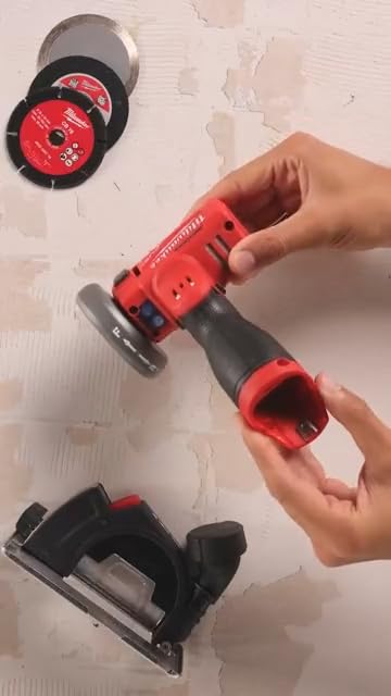 Cortadora compacta Milwaukee M12FCOT-0 de 12V con disco de 76mm para cortes rápidos 7