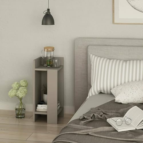 STRUTTURA E UTILIZZO - La struttura dalle linee moderne di questo mobiletto multiuso, è perfetta per arredare qualsiasi tipo di camera da letto - All'interno dei cassetti è possibile posizionare i vostri oggetti e il necessario alla notte in modo discreto ed ordinato, mentre sul piano superiore potrete appoggiare i vostri libri e soprammobili preferiti per donare al prodotto uno stile personalizzato - Tavolino da notte multifunzione adatto alla camera da letto matrimoniale, ad una cameretta oppure alla stanza per gli ospiti