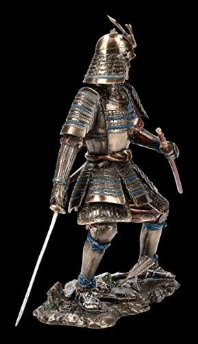 Guerrier japonais samouraï en armure avec deux épées 23cm