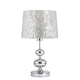 Lampara de sobremesa serie Aurora de AJP Iluminación con acabado en cromo y contiene un portalámparas de E14 con pantalla en nacar natural. Disfruta de su encanto y diseño en cualquier habitación de tu hogar.