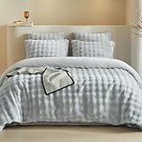 Housse de couette peluche : La peluche parure de lit 240x260 est composée d'un tissu en fourrure de lapin 380GSM d'un côté, qui offre un toucher lisse et doux semblable à celui du lait. La housse de couette en velours 200GSM sur l'autre face crée un système de circulation de la chaleur efficace qui emprisonne la chaleur et garantit que votre lit reste douillet et accueillant