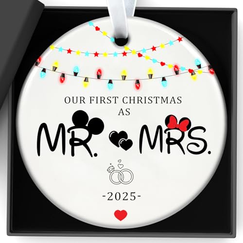 Decorazioni natalizie regali di nozze in ceramica Il nostro primo Natale come Mr e Mrs 2025 ornamento carino coppia ricordo di vacanza, palla regalo per il primo sposino, luci festive orecchie design