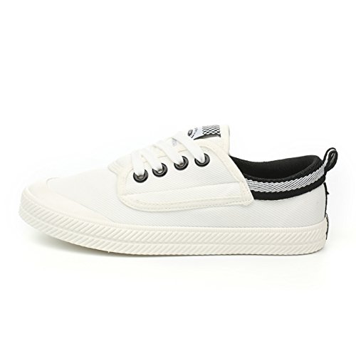 Chaussures de toile classique blanches style espadrilles légères et baskets de sport étudiant