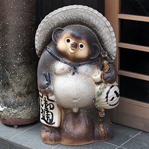 Amazon.co.jp: 信楽焼 25号福ひねり狸 しがらきハンカチ