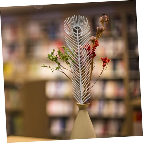 Branche de queue phoenix contre la décoration terne avec plumes de fête