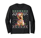 Suéter feo y fresco con patrón de luces de Navidad Yorkshire Terrier, sombrero de Papá Noel, reno, luces regalos para los amantes de los perros Yorkshire Terrier, dueño de perros, papá de perro, madre de perro, cachorro, mascotas que aman golpear por la nieve en una feliz Nochebuena.
