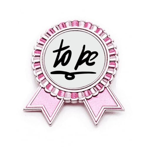 Broche To Be rose en métal M : accessoire à citation qui sublime vos vestes
