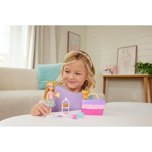 Barbie Club Chelsea Muñeca con Set de Té y Accesorios miniatura 2