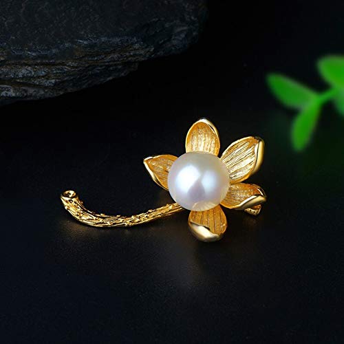 Broche fleur de lotus en perle pour rehausser un costume chic