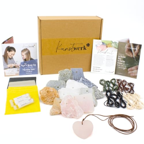 Generisch Speckstein Set 43 teilig: 12 Speckstein Amulette 12 Baumwollbänder 15 Schleifpapier Blättchen 3 Glanzöl Tubes bebilderte Schritt-für-Schritt-Anleitung