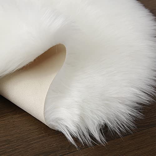 Cumay Faux Lammfell Schaffell Teppich 60 x 90 cm Lammfellimitat Teppich Longhair Fell Optik Nachahmung Wolle Bettvorleger Sofa Matte (Weiß)